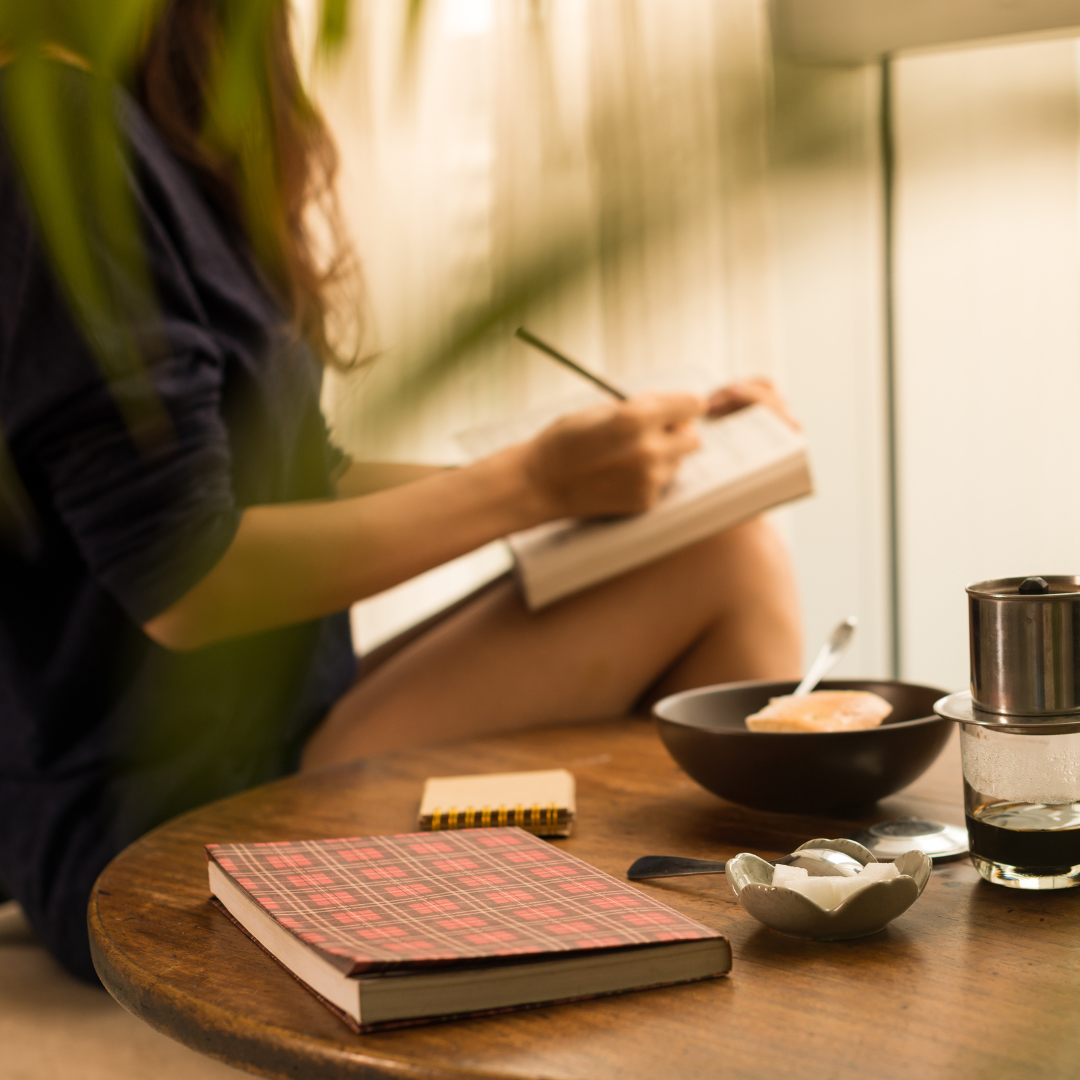 psicologia Foto de Psicóloga tomando notas en un cuaderno, durante una sesión.